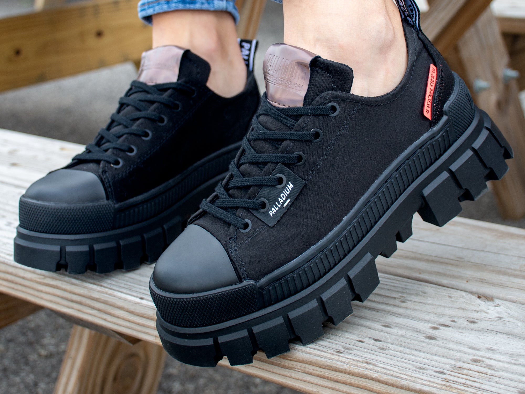 97243-010-M | Revolt Lo TX | Black/Black